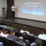 Atienden estudiantes de la UPV conferencia sobre adicción al celular